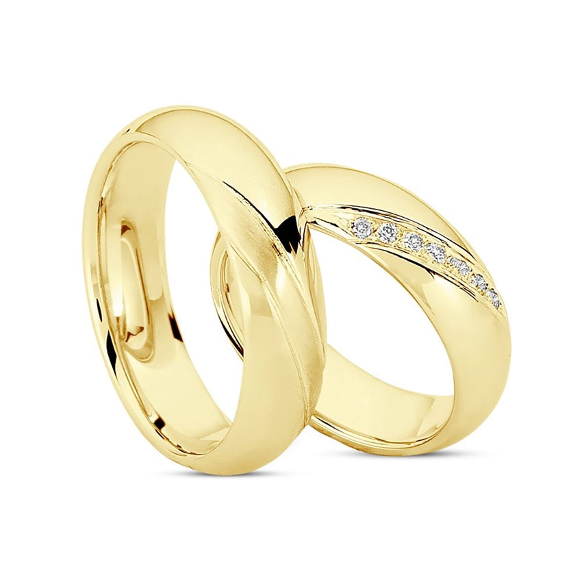 Særlige Nuran vielsesringe i 8 eller 14 karat guld med blank overflade, skråsnit og 0,07 ct diamanter pavésat.